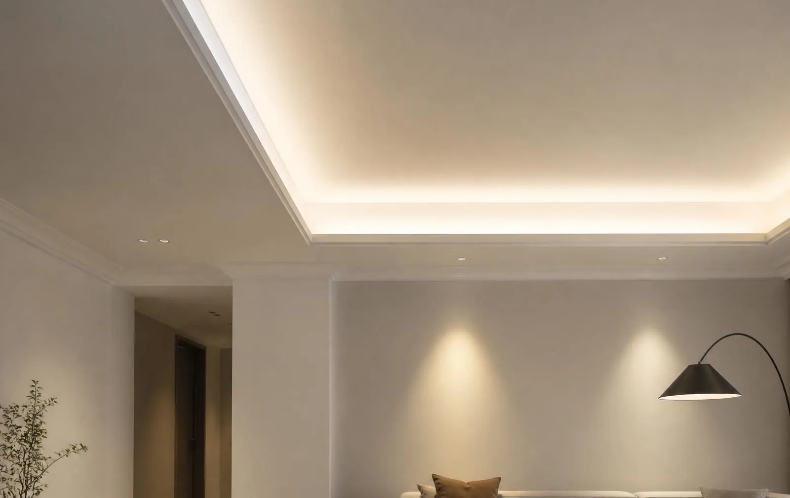Sala com forro de gesso rebaixado, sanca e iluminação embutida (imagem ilustrativa)
